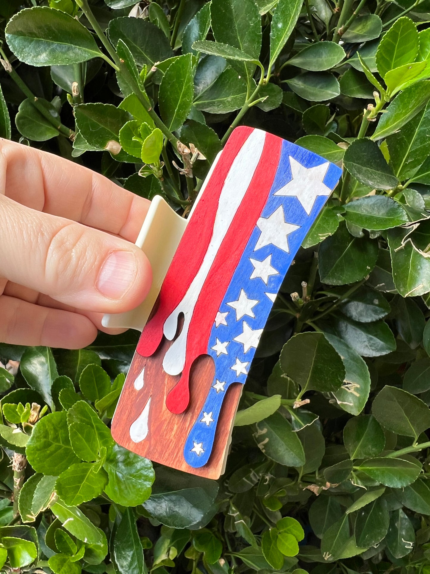 Flag wooden claw clip