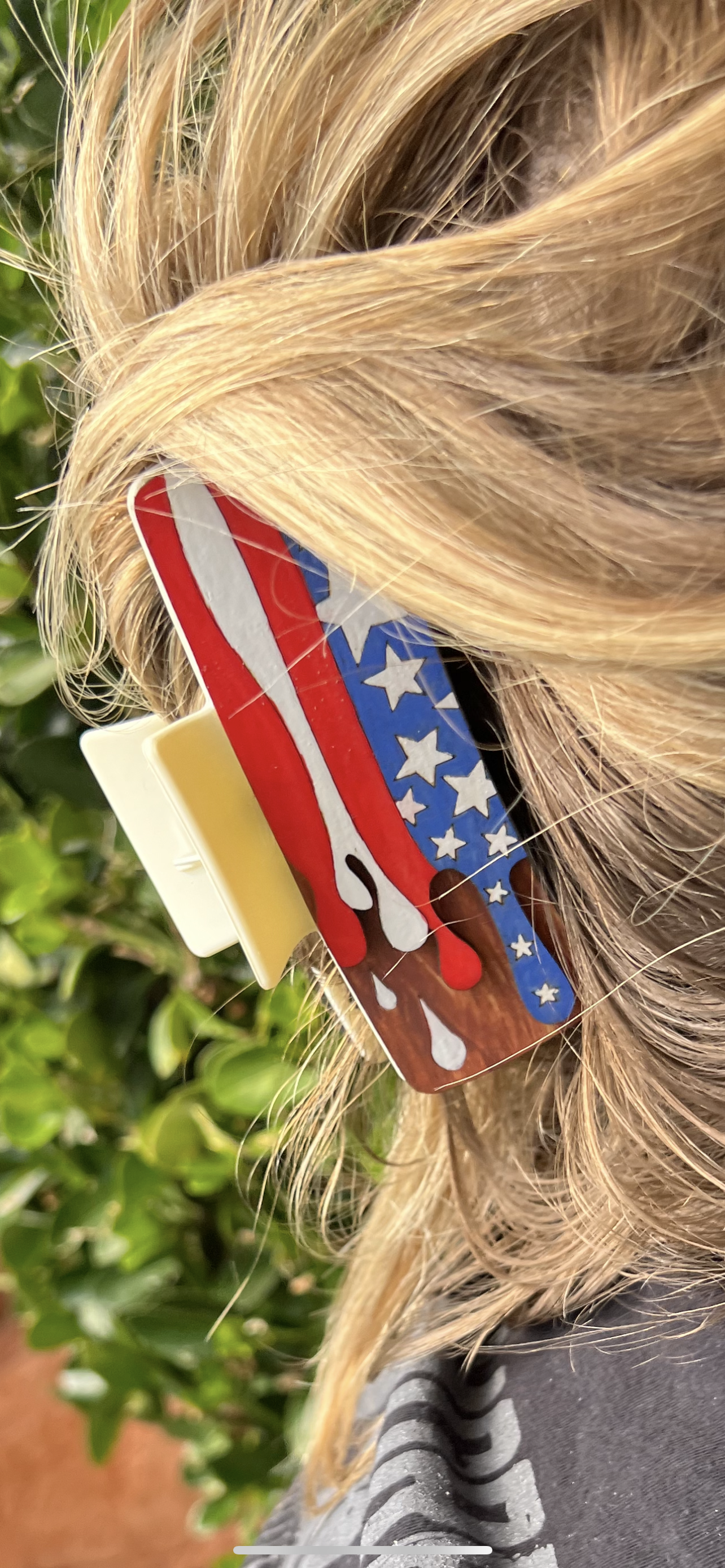 Flag wooden claw clip